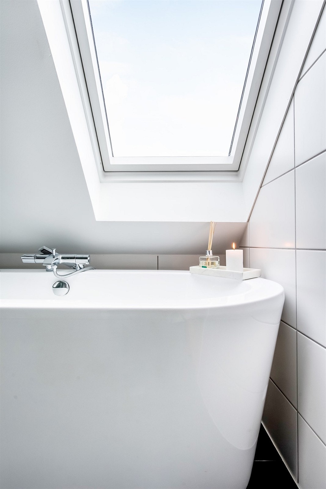 Ovalt badekar med takvindu over. Galleribilde