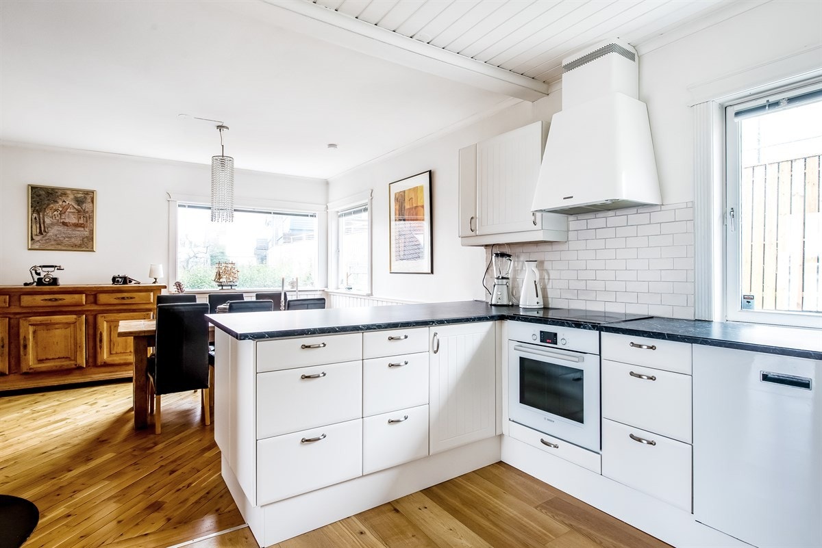 Romslig kjøkken. Galleribilde