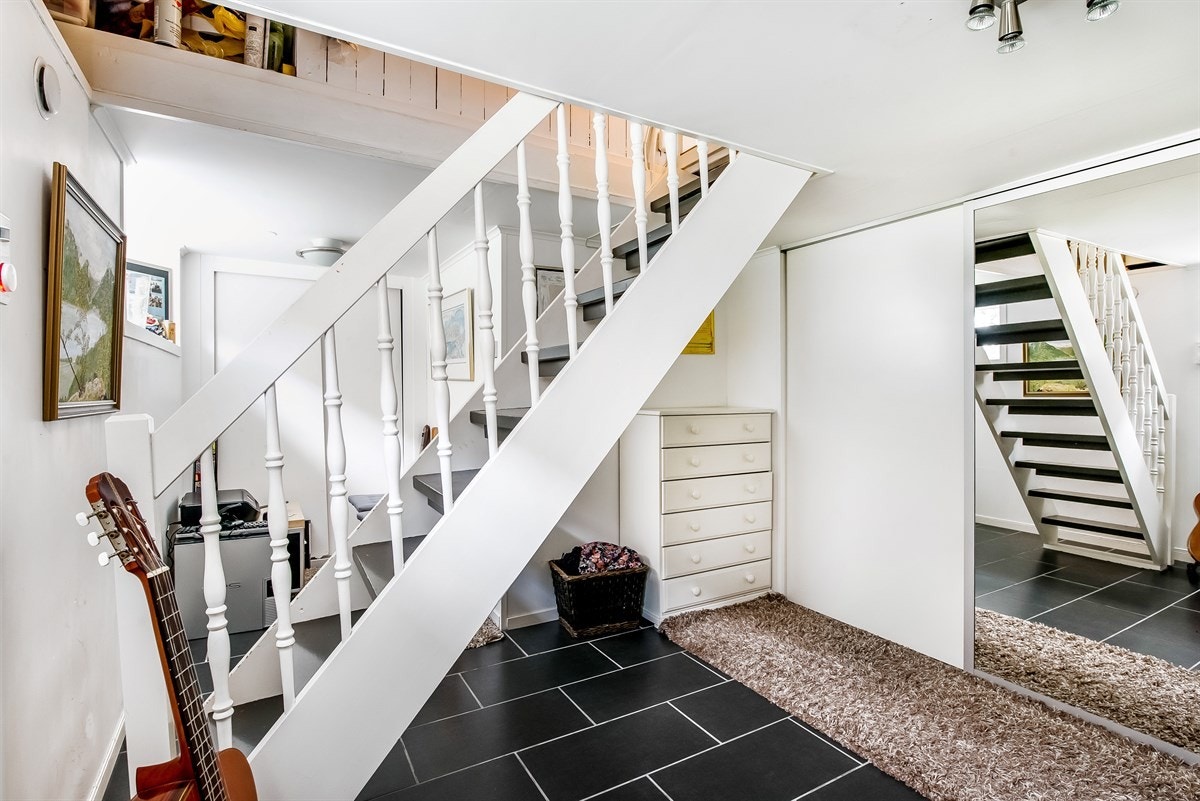 Trapp ned til underetasje/kjeller. Rommet er godt utnyttet med to skyvedørsgarderober. Galleribilde