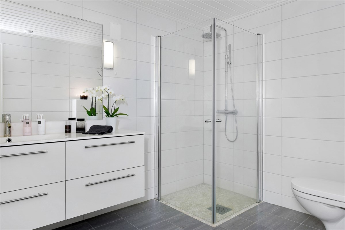 Badet ble påkostet med nye fliser, membran, sluk og innredning i 2015, noe som har gitt et moderne resultat. Galleribilde