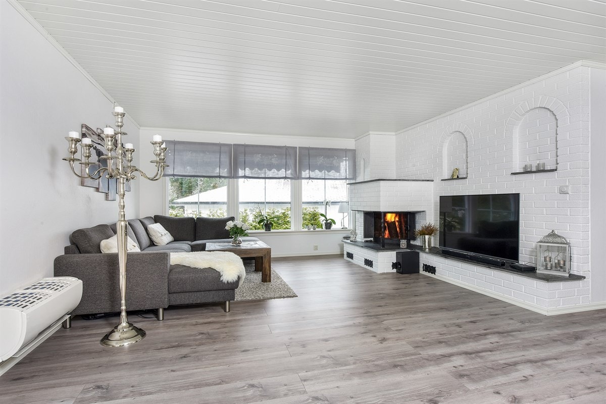 Hvitmalte veggflater reflekterer lyset og understreker den lette atmosfæren. Galleribilde