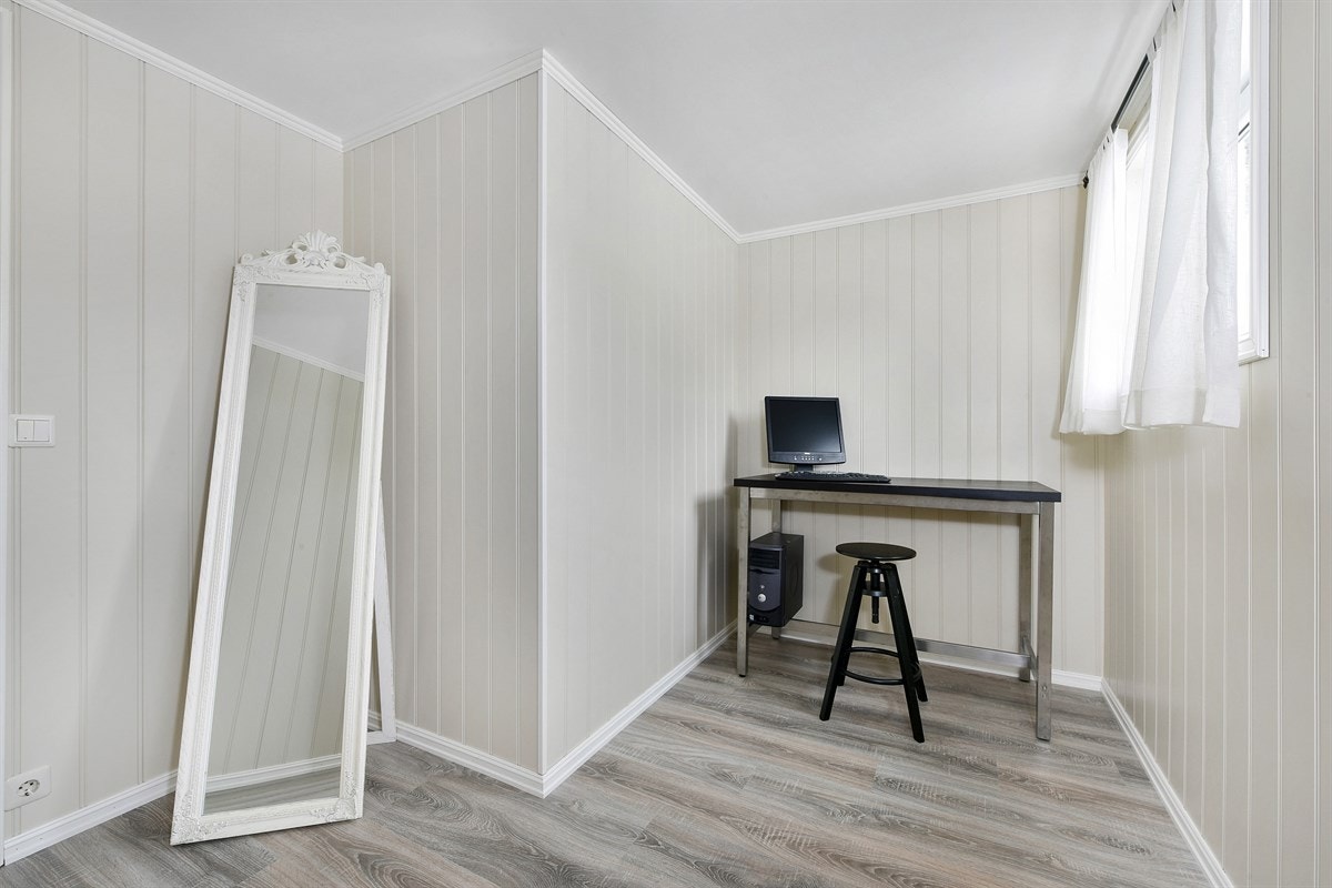 Gjesterom 4 i underetasjen med rømningsvindu som har godkjente krav fra 2017. Galleribilde