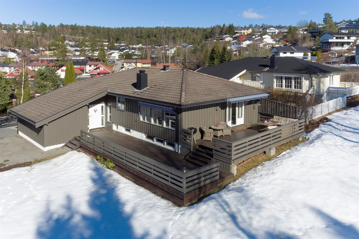 Privatmegleren ved John Granly Steen og Katrine Sunde har gleden av å presentere denne velholdte og moderniserte eneboligen over to plan med garasje beliggende på Konnerud i Drammen kommune. Galleribilde