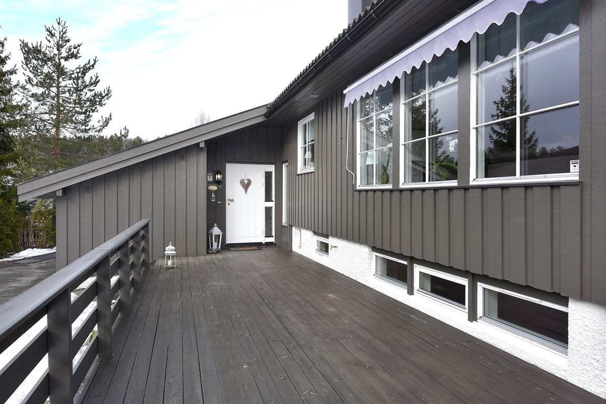 Boligen har adkomst fra en stor terrasse som gir et hyggelig førsteinntrykk. Galleribilde