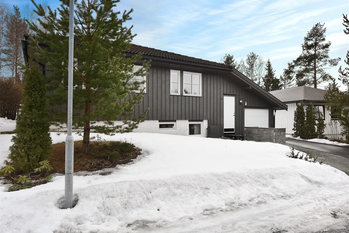 Boligen har en meget barnevennlig og attraktiv beliggenhet med umiddelbar nærhet til marka. Galleribilde