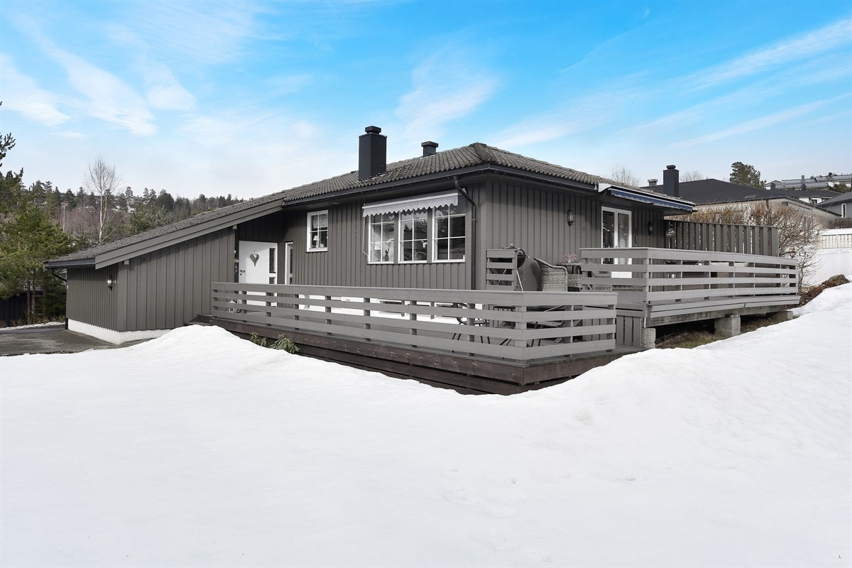 Eiendommen har en solrik terrasse. Galleribilde