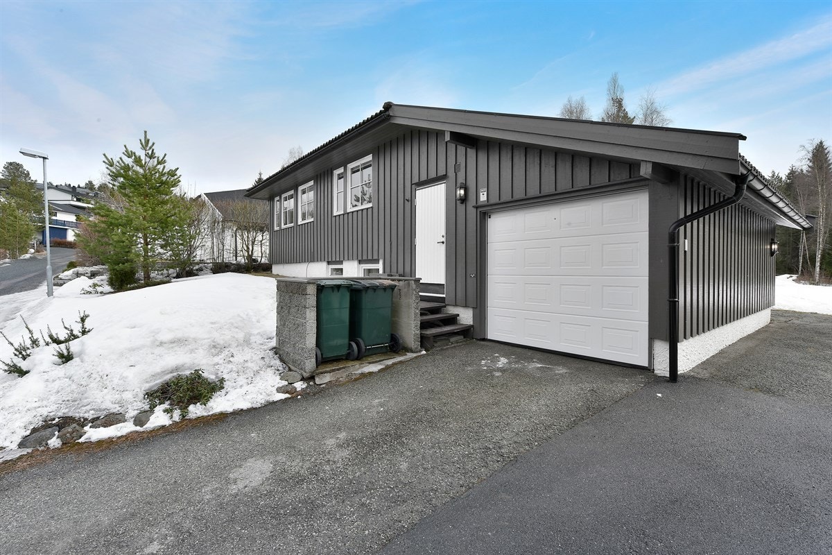 Det er parkering i garasje med elektrisk port og biloppstillingsplasser på egen tomt. Galleribilde