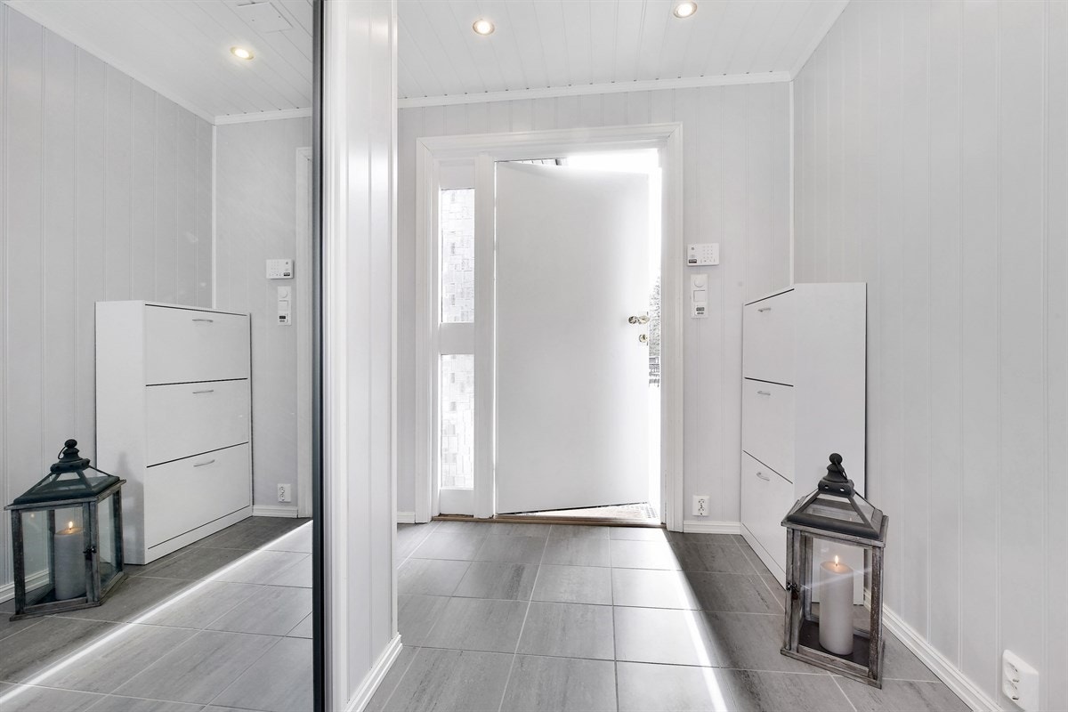 Garderoben har speilfronter som også sørger for økt romfølelse. Galleribilde