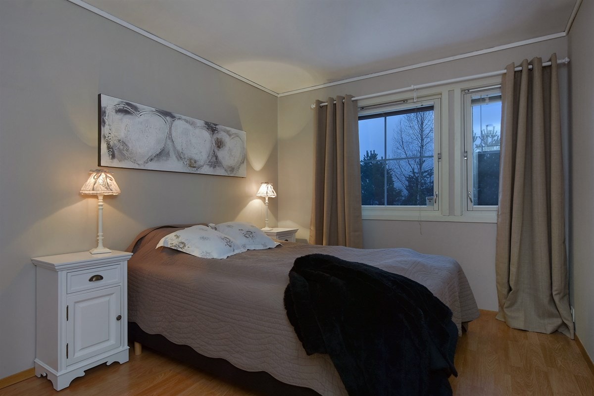 Hovedsoverom/soverom 1 med garderobeskap. Galleribilde