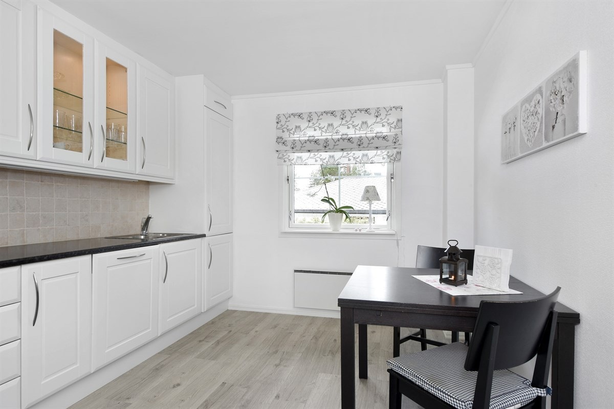 Rommet har en fin størrelse som gir god plass for frokostbord. Galleribilde