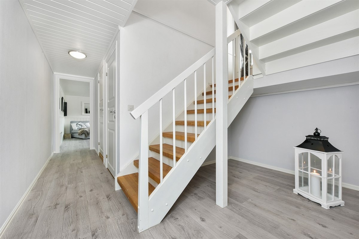 Gang i underetasje. Galleribilde