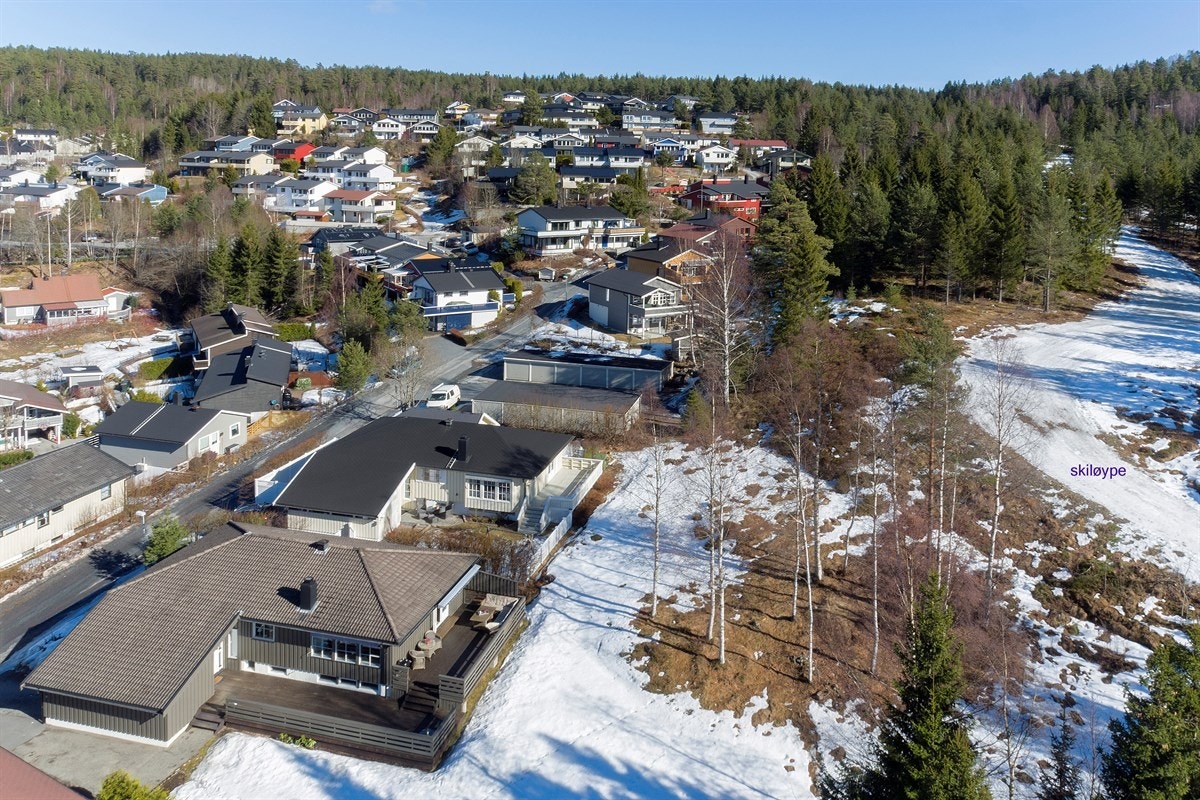 Boligen har en umiddelbar nærhet til marka med flott turterreng, sommer som vinter. Ski in/ski out. Galleribilde