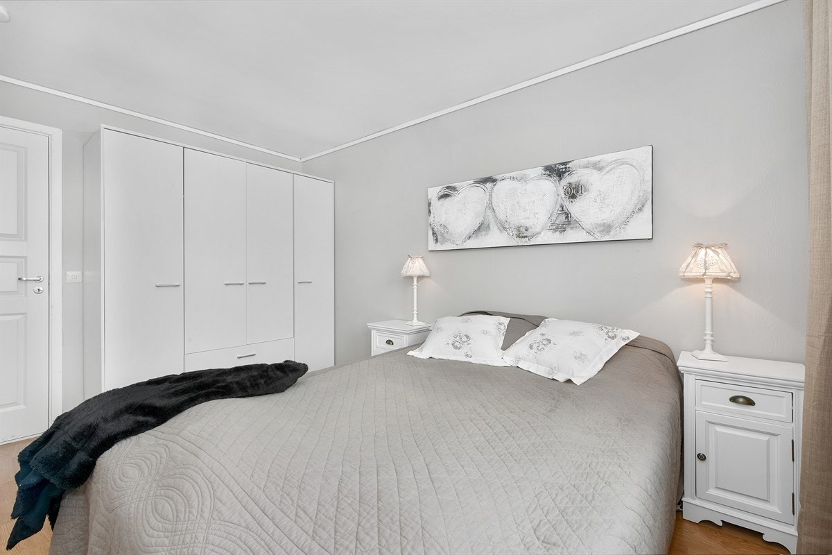 Hovedsoverom/soverom 1 med garderobeskap. Galleribilde