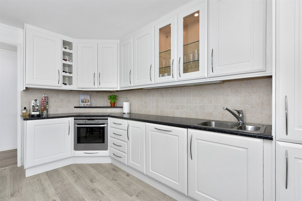 Kjøkkenet er tiltalende og holdt i en klassisk stil som passer godt til boligen. Galleribilde