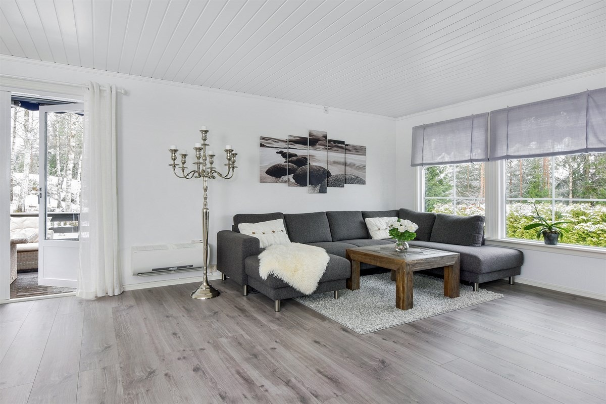 Stuen oppleves som tiltalende og koselig med godt lysinnslipp fra store vindusflater. Galleribilde