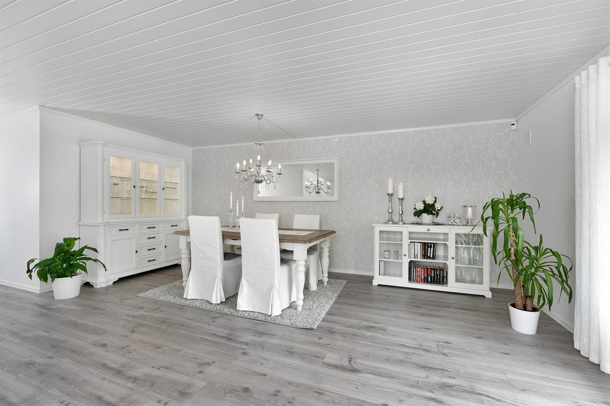 Det er også god plass for spisebord i stuen. Galleribilde