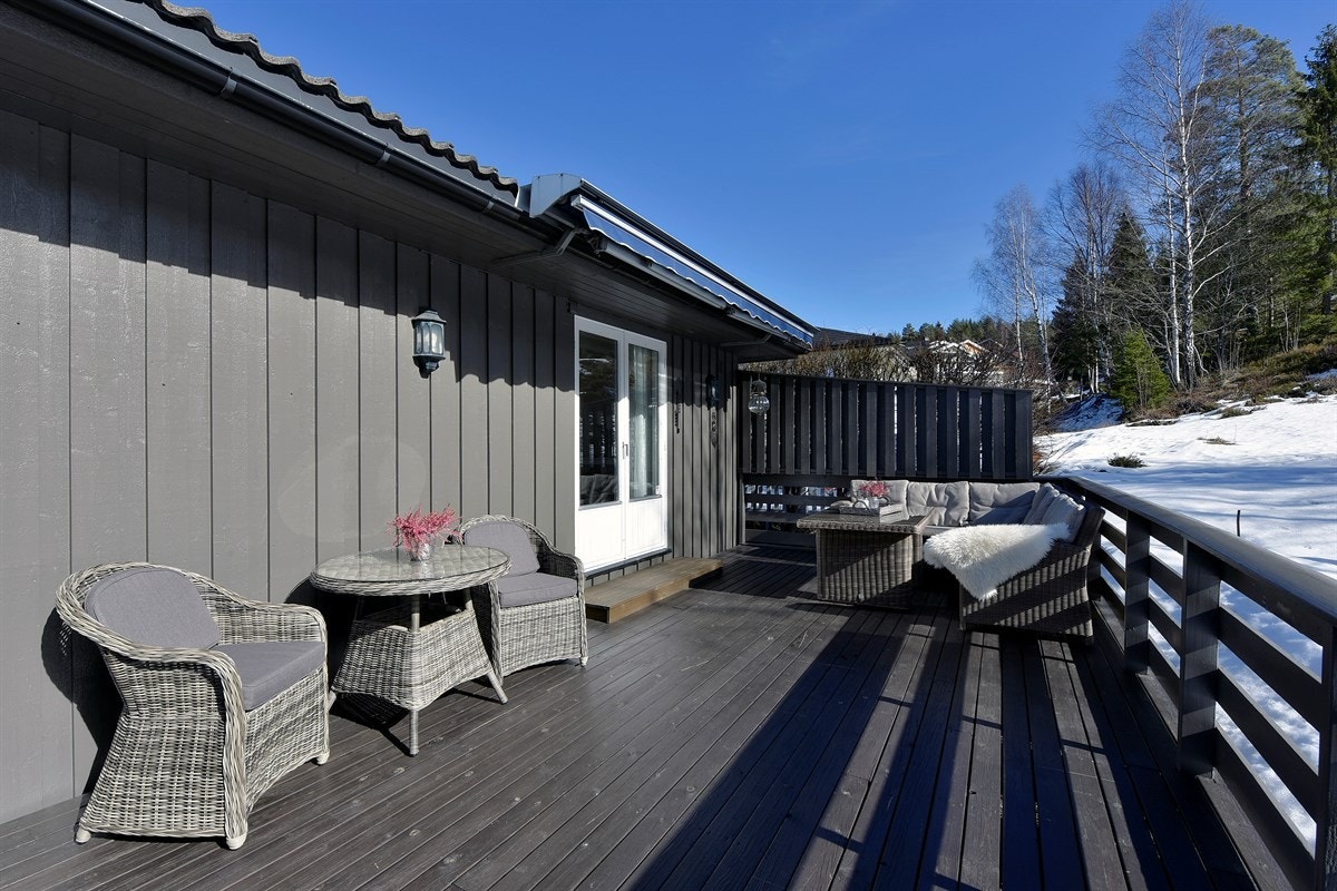 Det er god plass for både utesofa, spisegruppe og andre utemøbler. Galleribilde