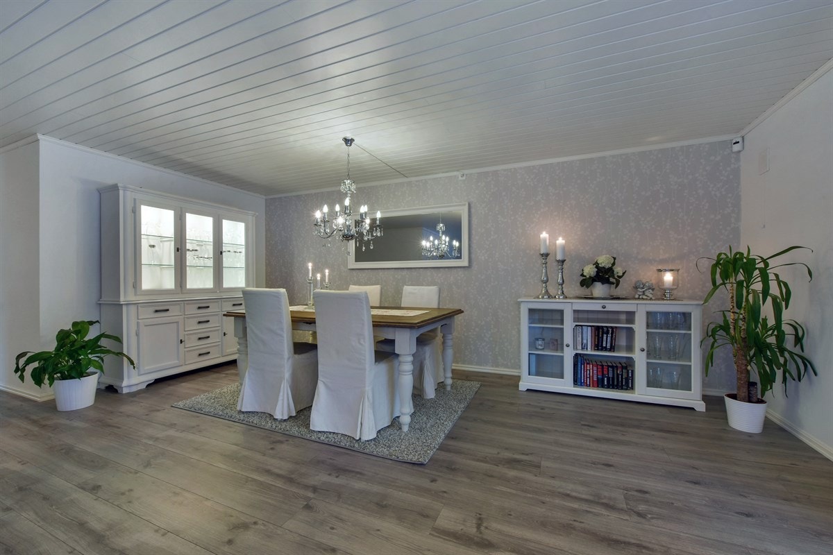 Det er også god plass for spisebord i stuen. Galleribilde