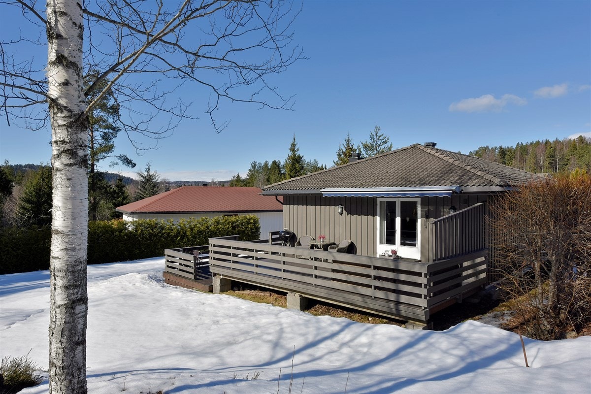 Eiendommen ligger i et etterspurt og meget barnevennlig boligområde på Konnerud i Drammen kommune, med kort gangavstand til skoler, flere barnehager, butikker og gode servicetilbud. Galleribilde