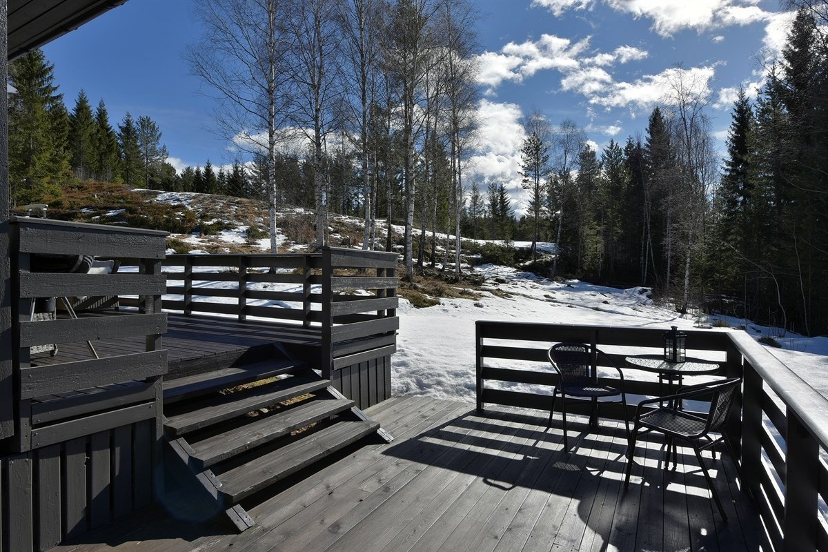 Tomten har gode solforhold og en flott terrasse hvor solen kan nytes i fulle drag. Galleribilde