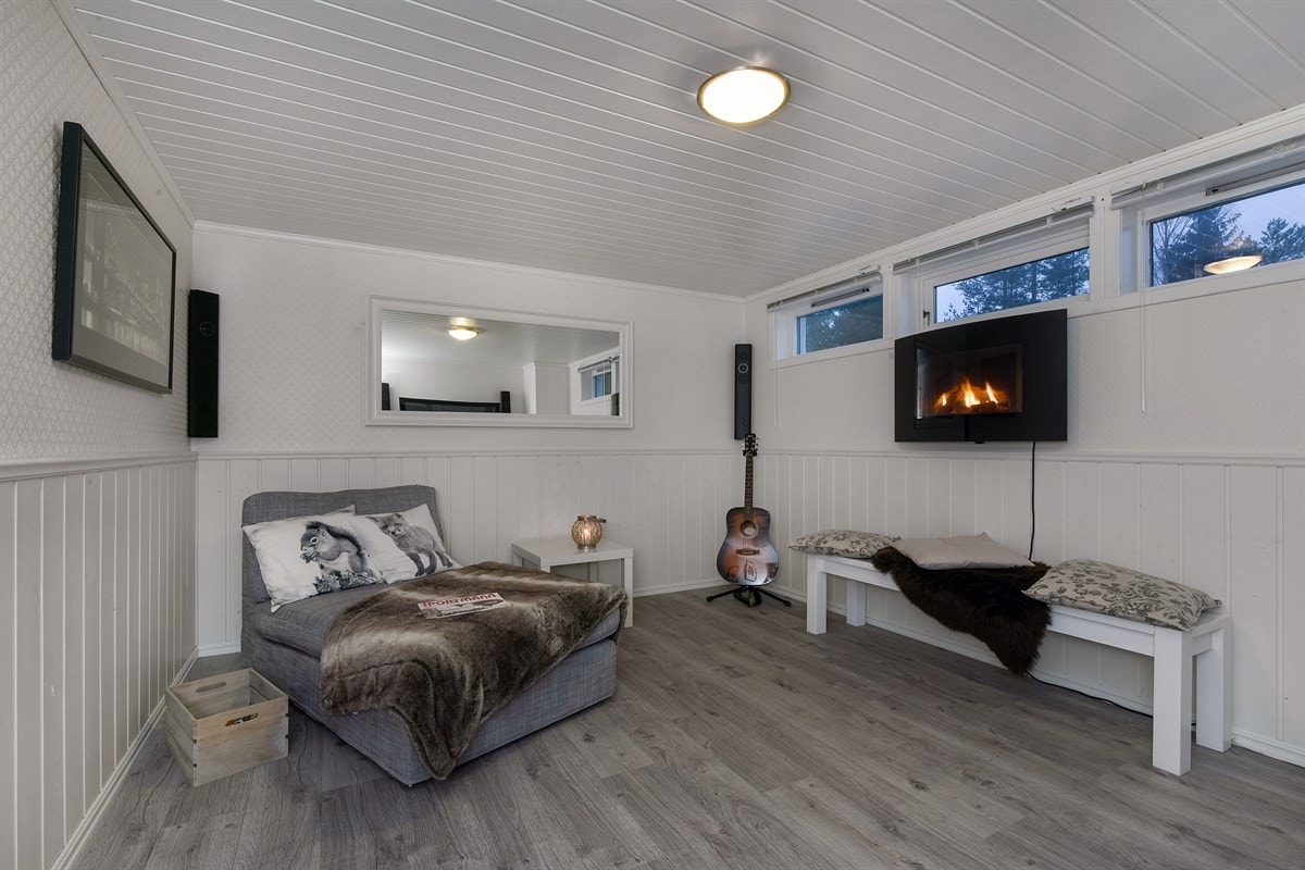 Stuen er holdt i samme, lyse stil og har god plass for sofa og tv-løsning. Galleribilde