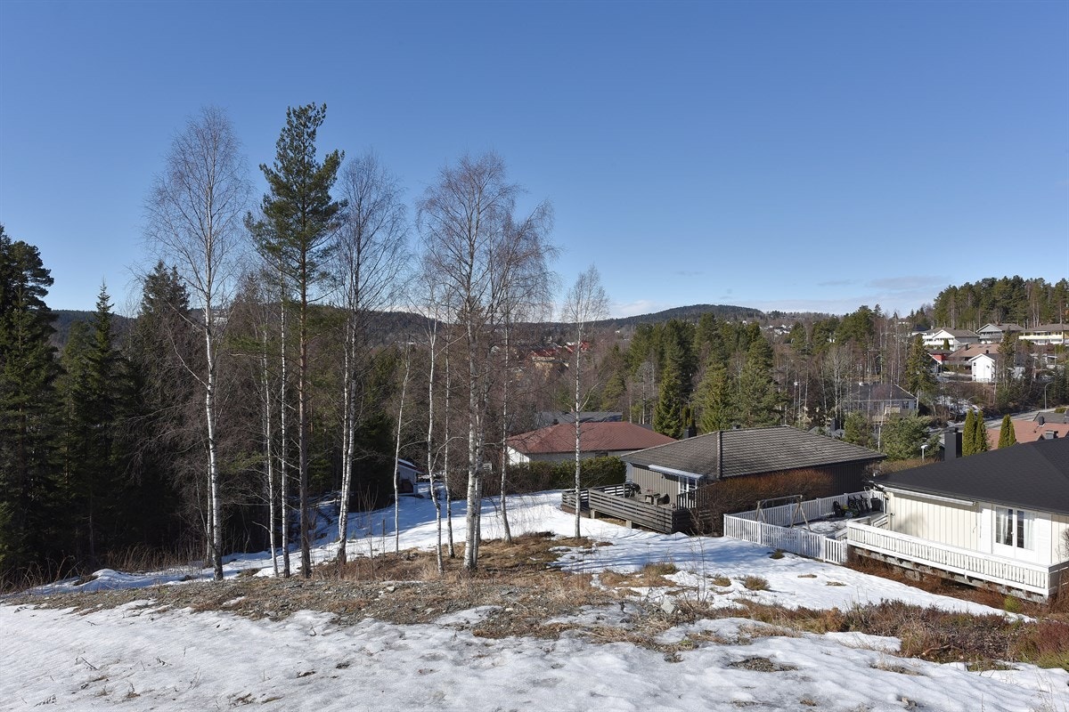 Boligen har en meget barnevennlig og attraktiv beliggenhet med umiddelbar nærhet til marka. Skiløype går rett utenfor husveggen. Galleribilde