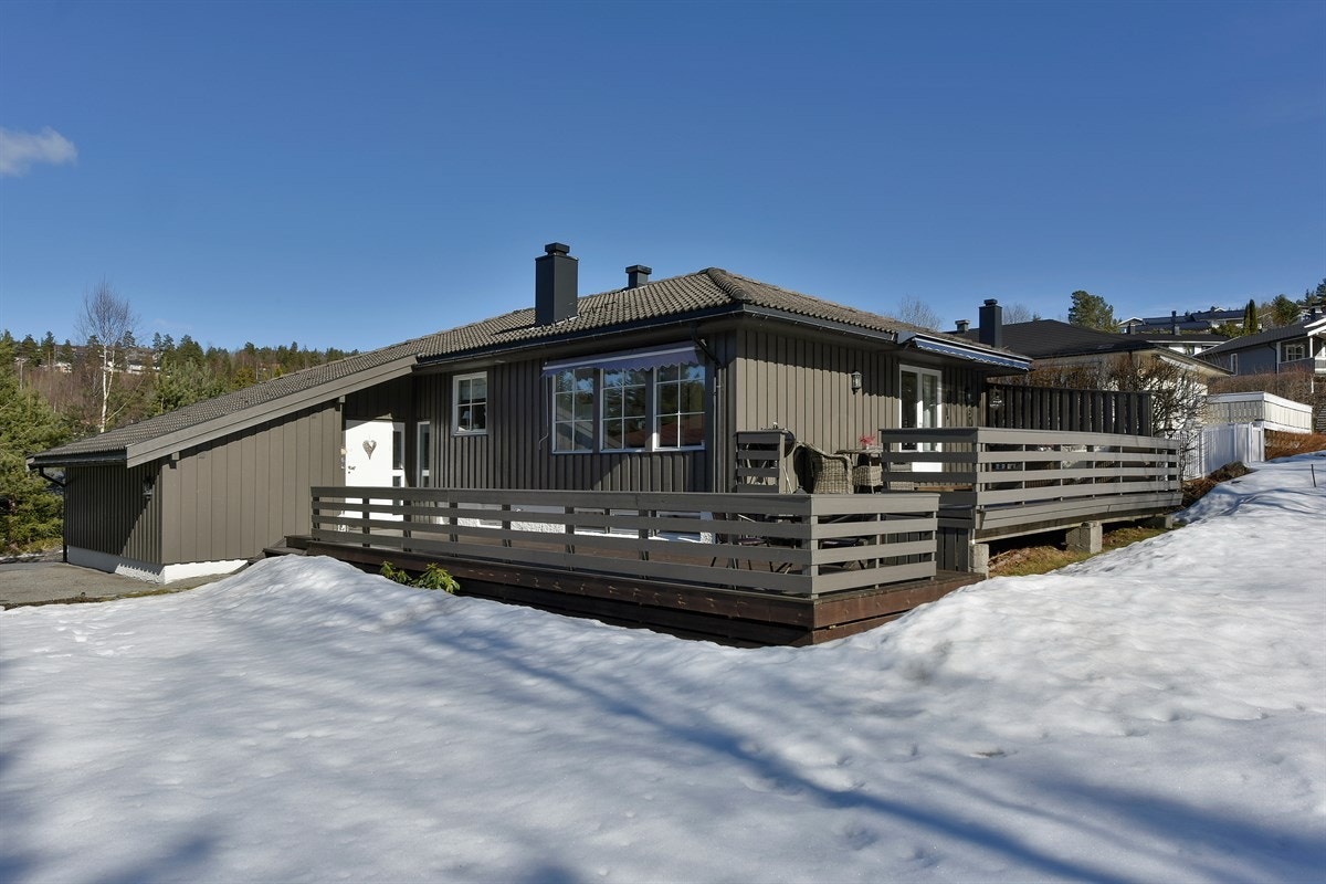 Boligen har 4 soverom/gjesterom, 2 stuer og en solrik terrasse som vender mot marka. Galleribilde