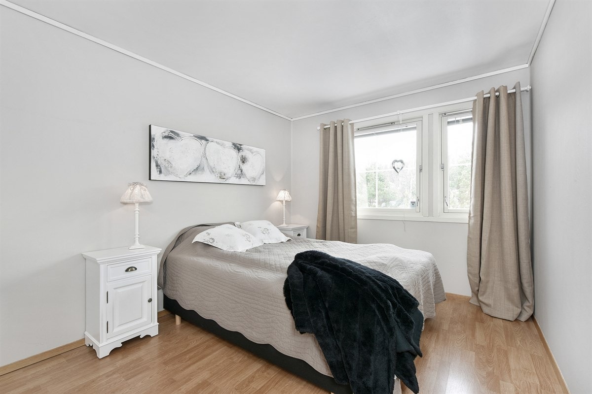 Eneboligen har tre gode soverom, alle i første etasje. Galleribilde