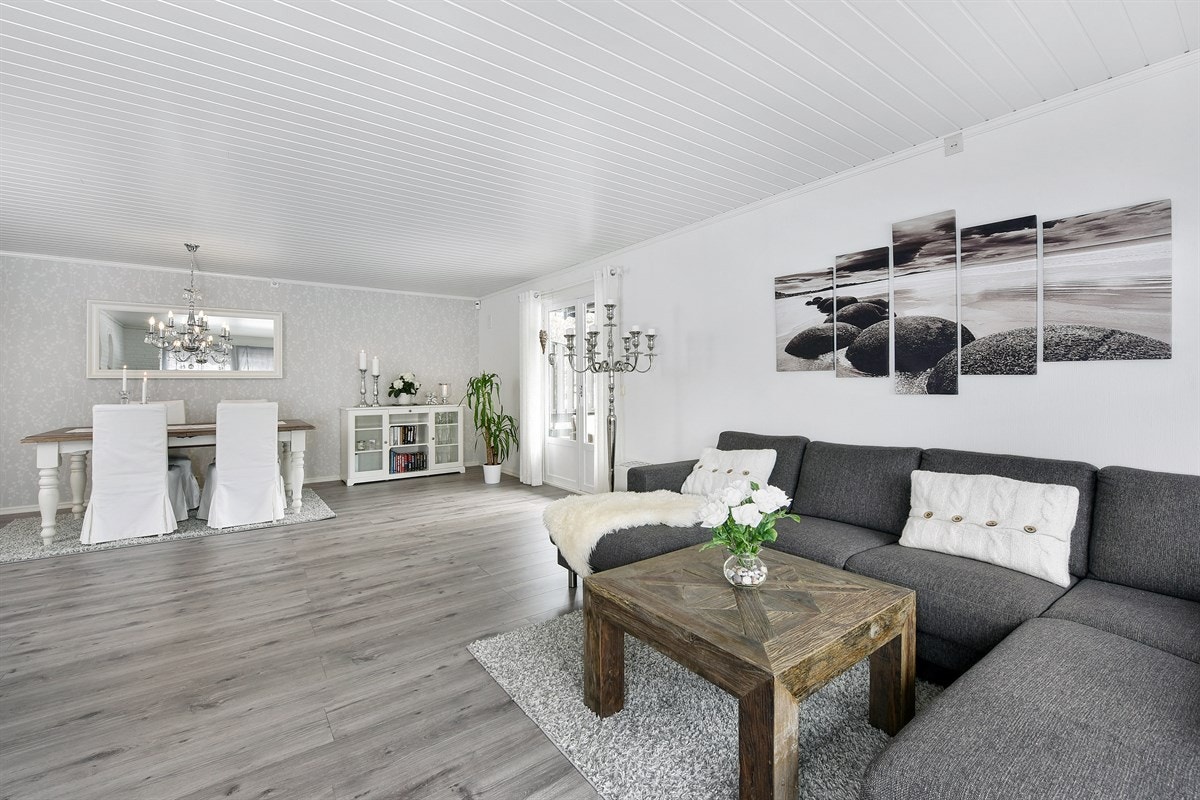 Det er god plass for sofagruppe i stuen. Galleribilde