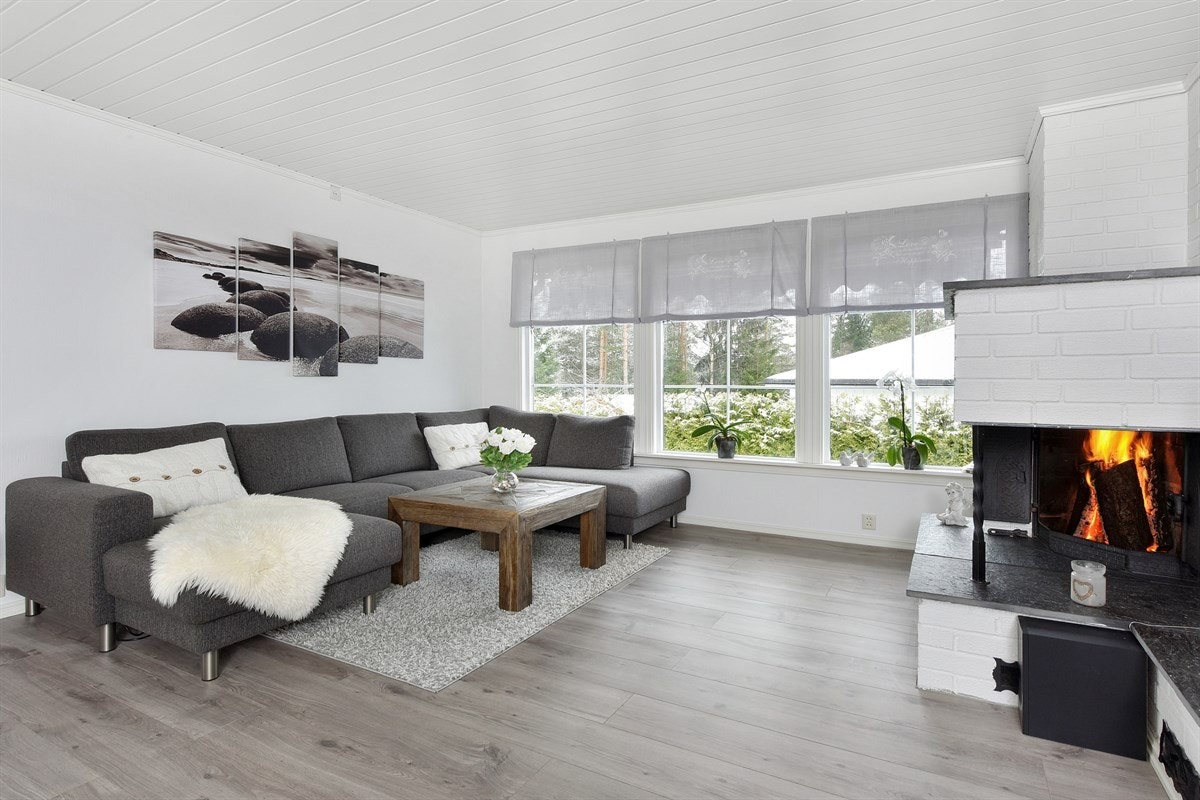 Det er god plass for tv- og sofaløsning i stuen. Galleribilde