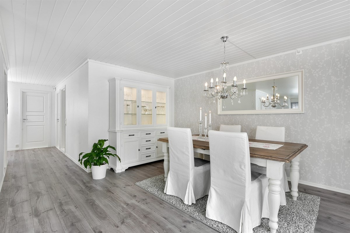 Stuen er lys og tiltalende. Galleribilde