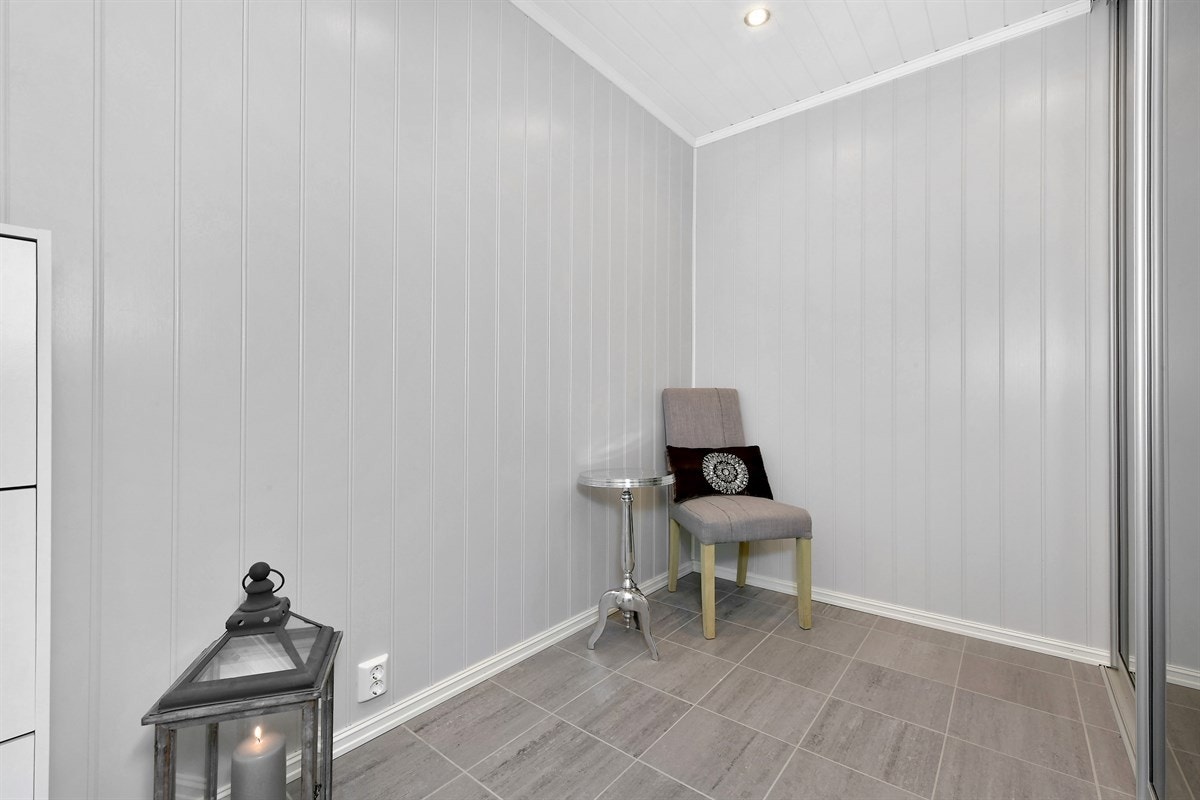 Rommet er smart innredet med skyvedørsgarderobe og skoskap. Galleribilde