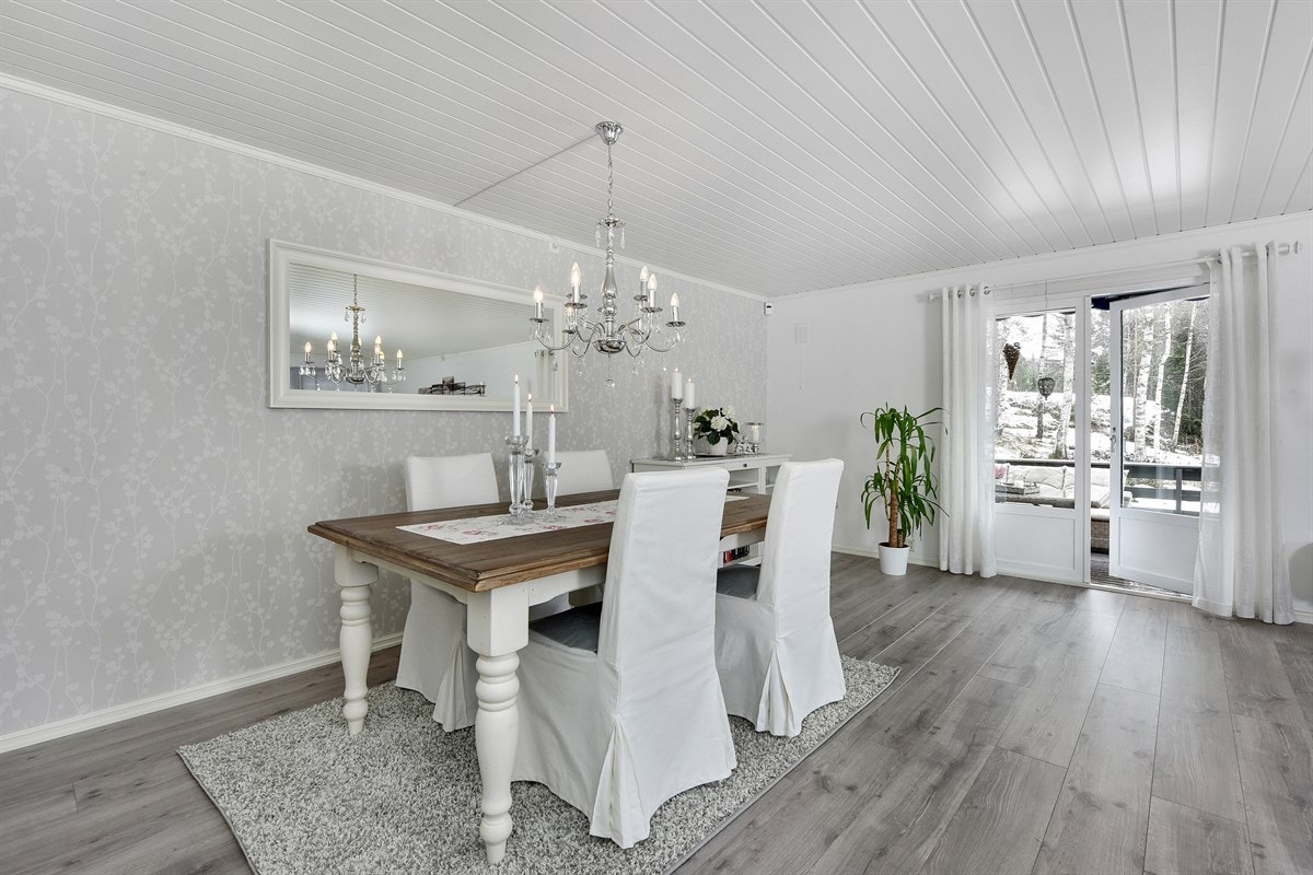 Fra stuen er det utgang til en romslig terrasse. Galleribilde