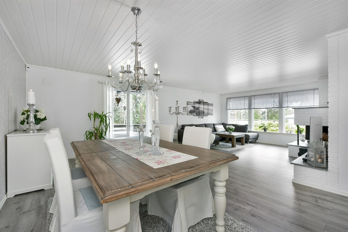 Store vindusflater gir godt med dagslys. Galleribilde