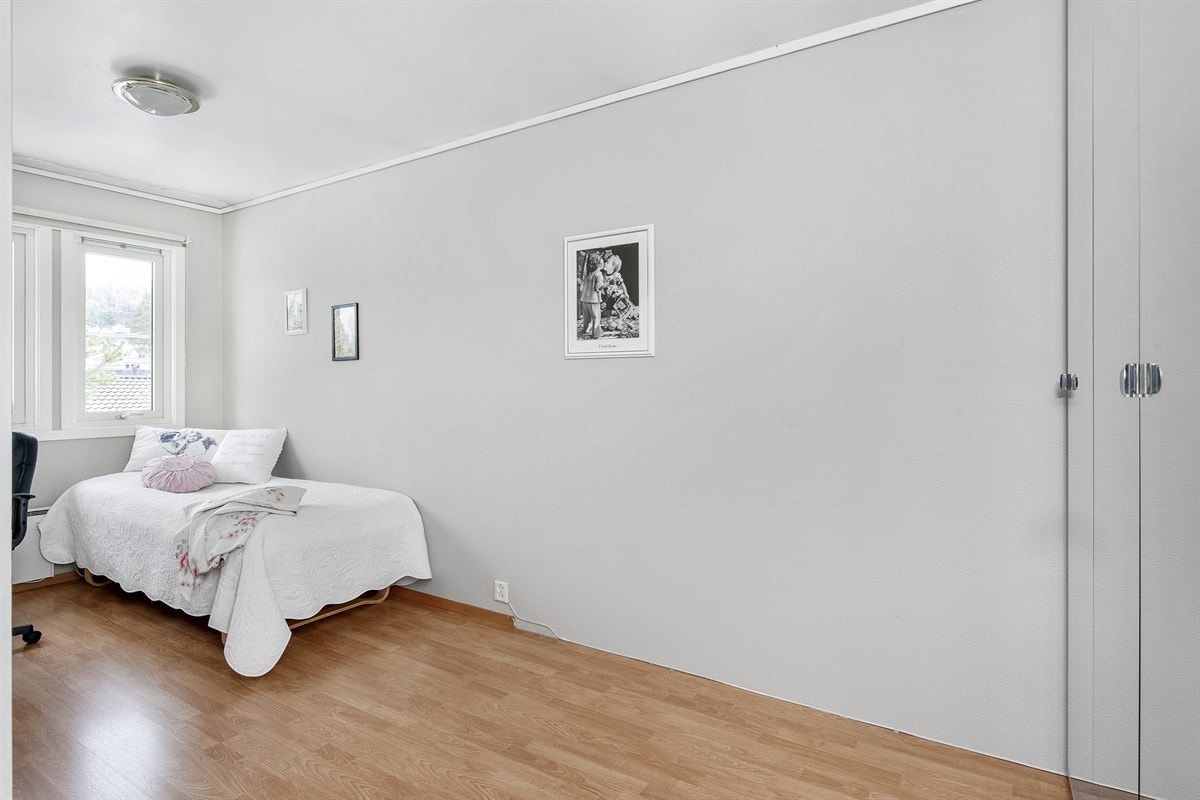 Soverom 2 med tilhørende garderobeløsning. Galleribilde