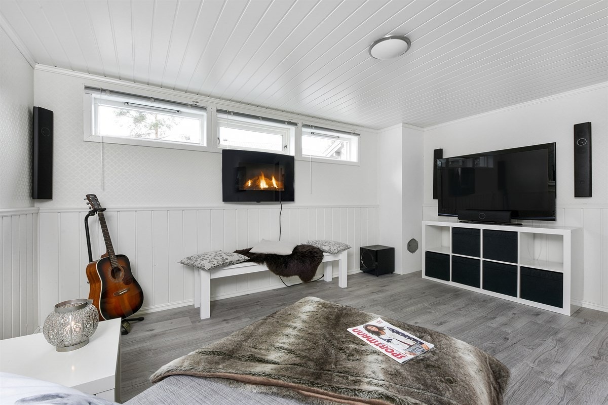 I tillegg har boligen en trivelig kjellerstue for ekstra spillerom og privatliv. Galleribilde