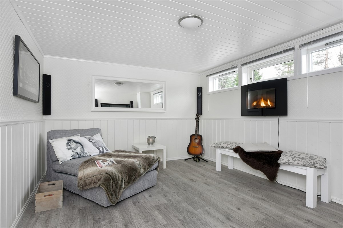 Stuen er holdt i samme, lyse stil og har god plass for sofa og tv-løsning. Galleribilde