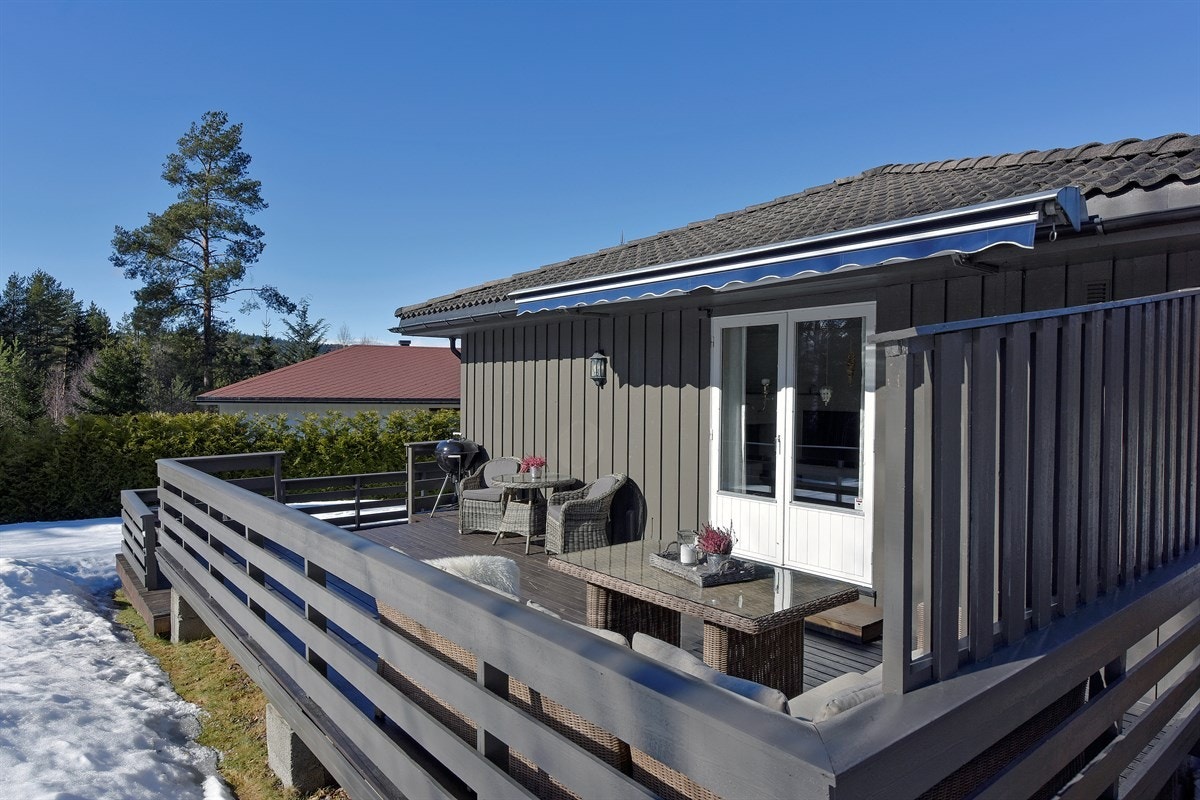 Det er god plass for både utesofa, spisegruppe og andre utemøbler. Galleribilde