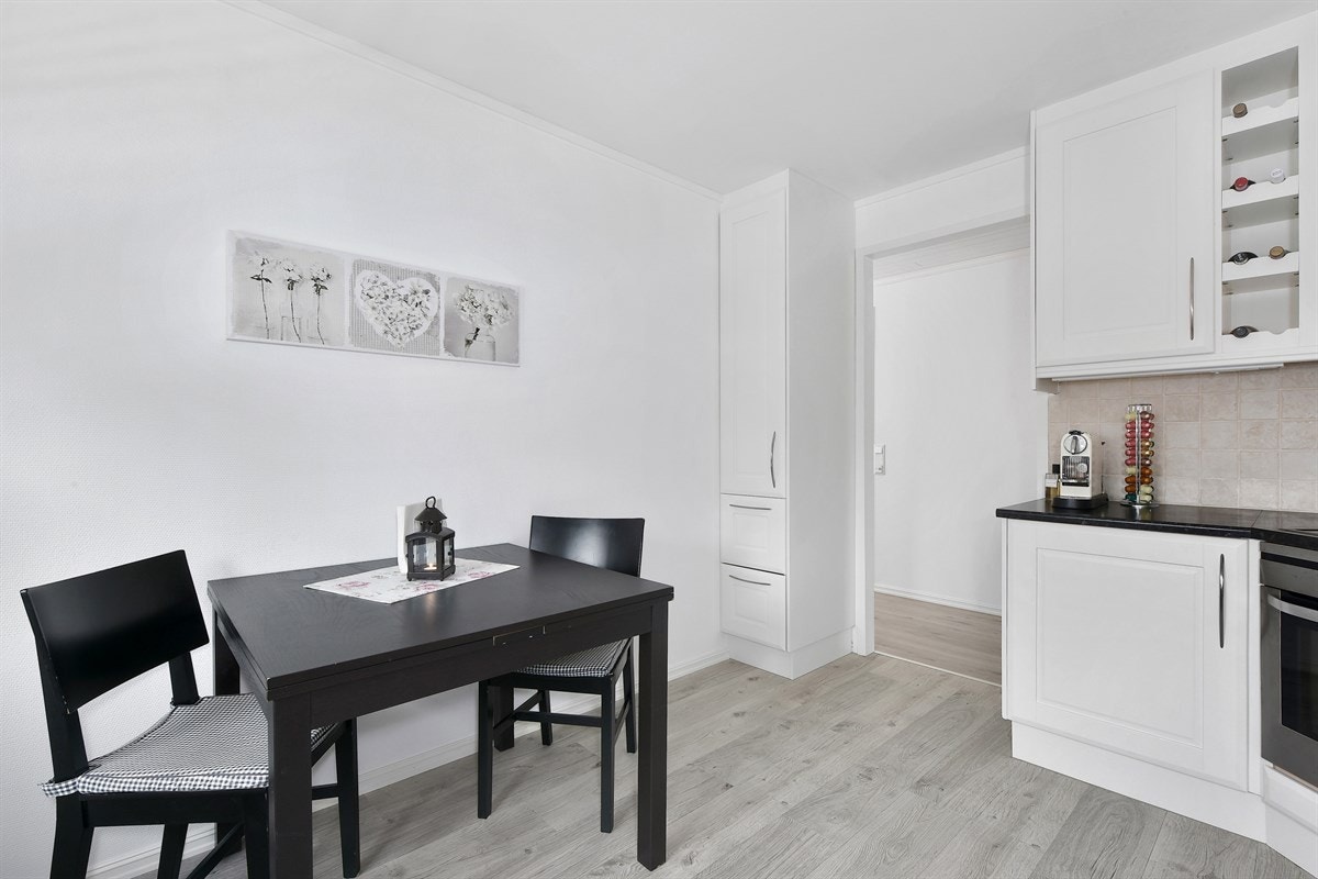 Rommet har en fin størrelse som gir god plass for frokostbord. Galleribilde