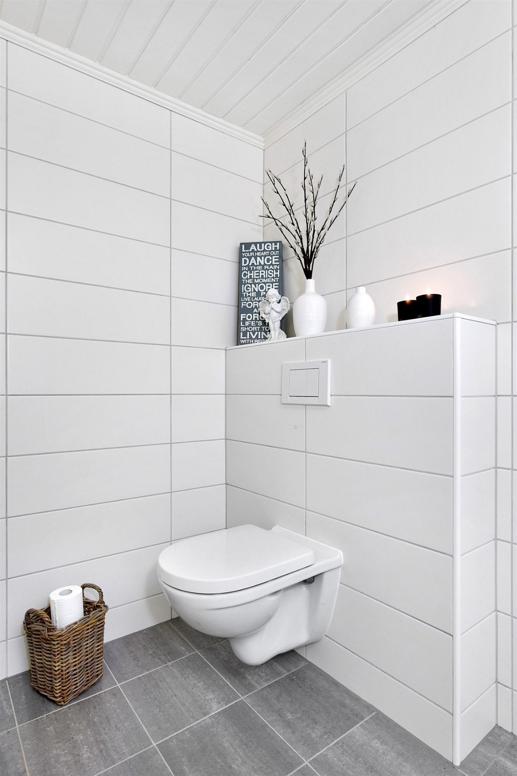 Vegghengt toalett. Galleribilde