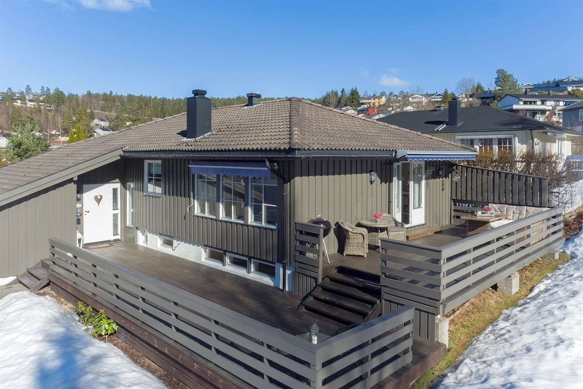 Uteplassen går over to nivåer, der én del har adkomst fra stuen og den nederste delen ligger utenfor inngangspartiet. Galleribilde