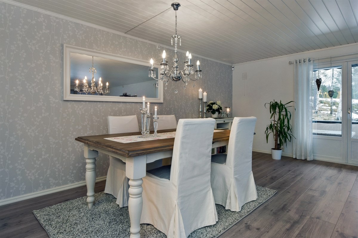 Hyggelig spisestue. Galleribilde