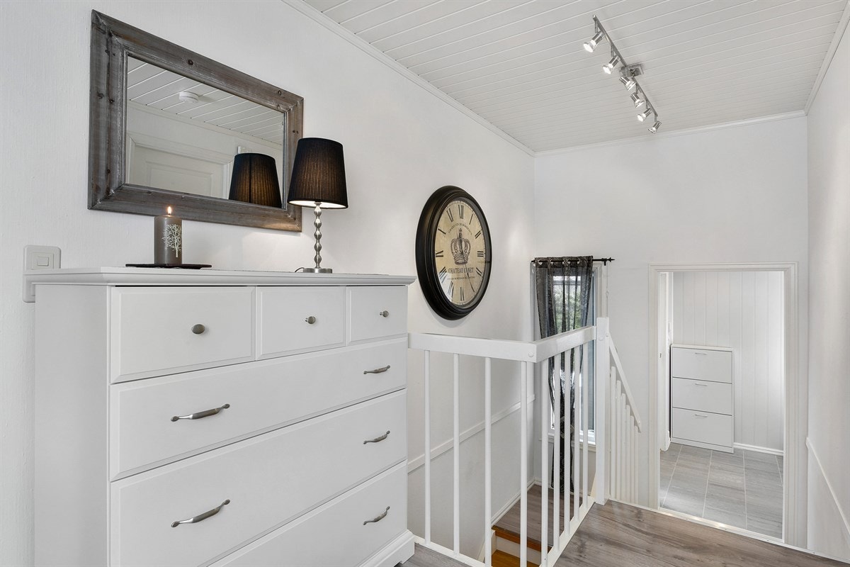 Entreen er lys og innbydende med flislagt gulv, gulvvarme, downlights og lysegrå veggflater. Galleribilde