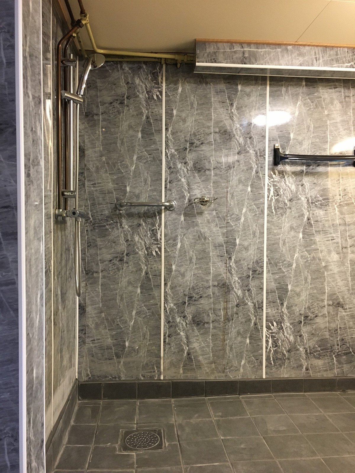 Bad - Kjeller Galleribilde