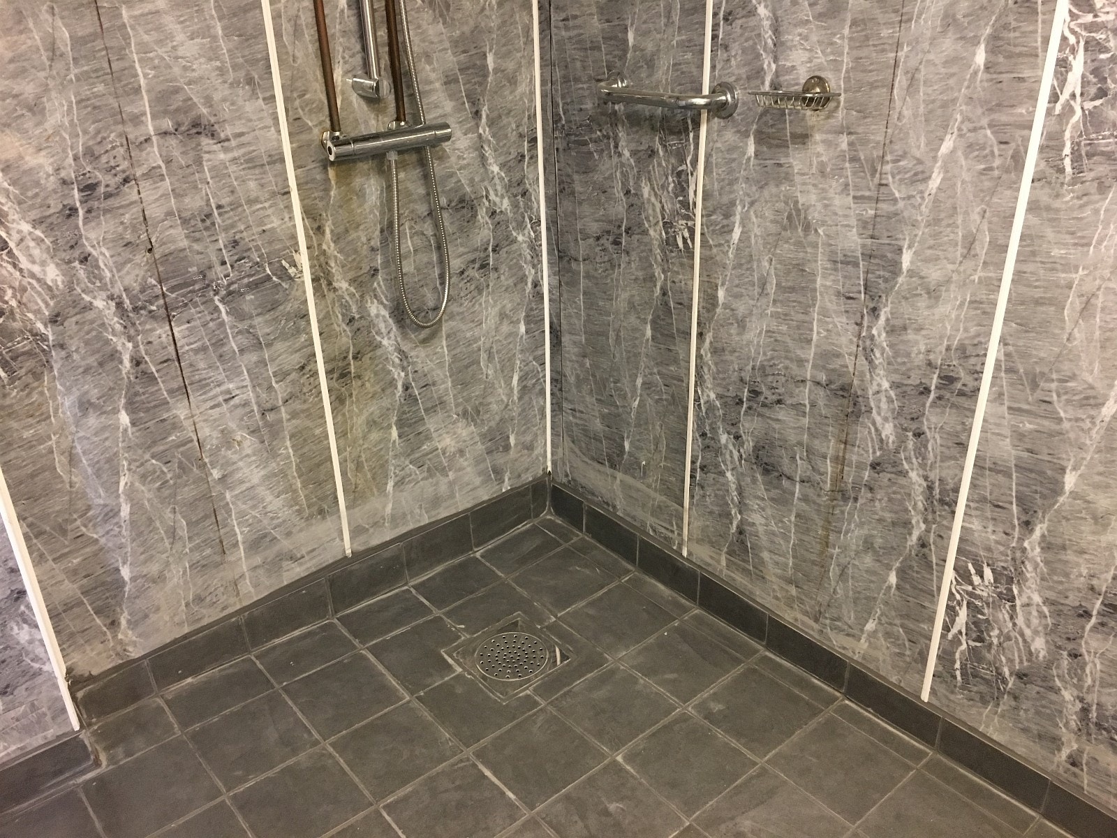 Bad - Kjeller Galleribilde