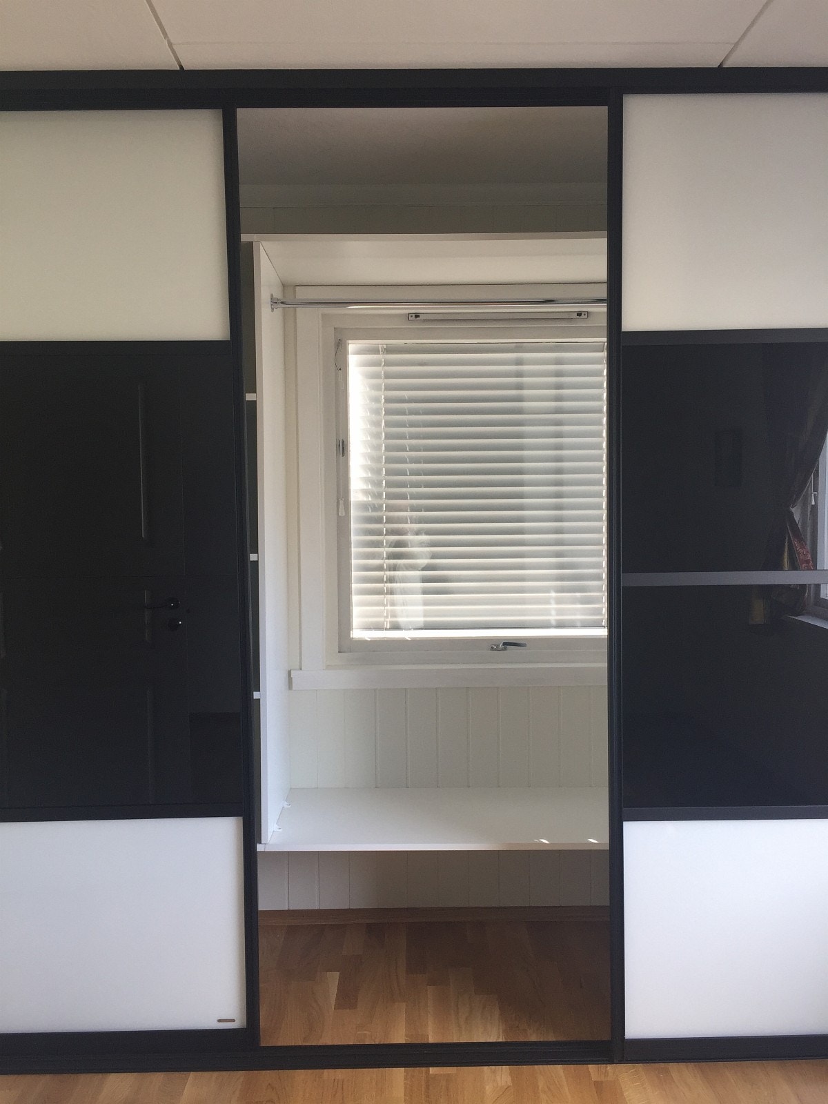 Rom 2 - klesskap m/ vindu Galleribilde