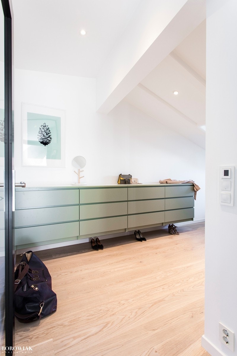 Pen funksjonell garderobe på hovedsoverom Galleribilde