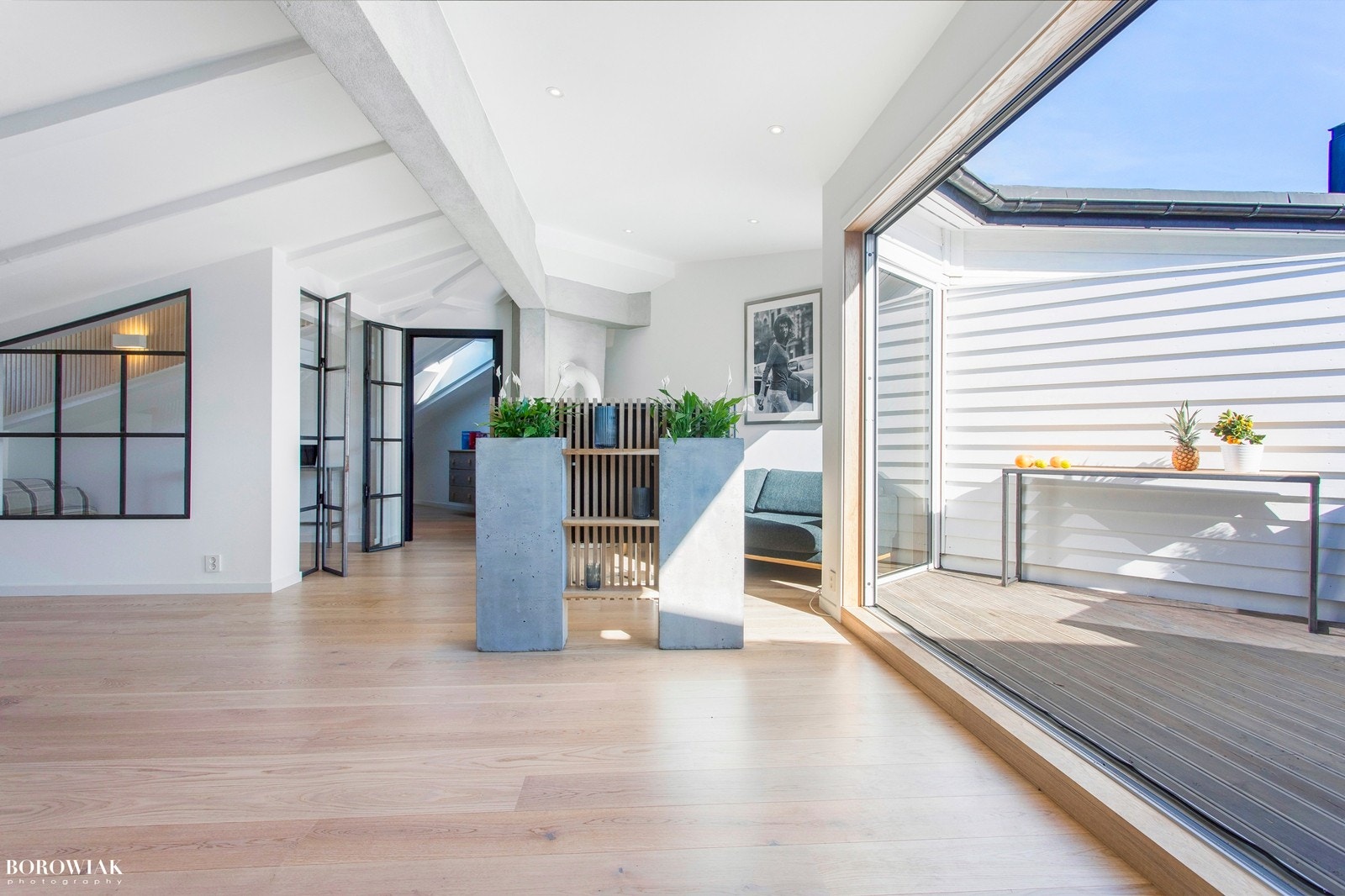 Hele den lekre glassveggen(foldedør) fra gulv til tak kan åpnes og balkongen blir en flott forlengelse av stuen. Galleribilde