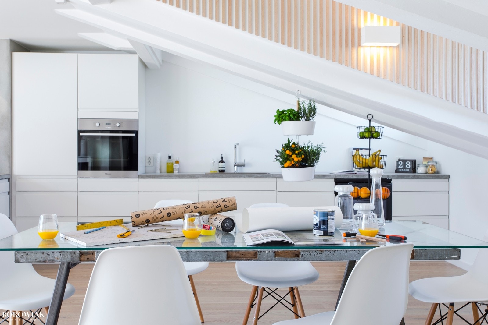 Delikat HTH hvitt kjøkken fra 2017 med slette grepfritt kjøkkeninnredning. Galleribilde