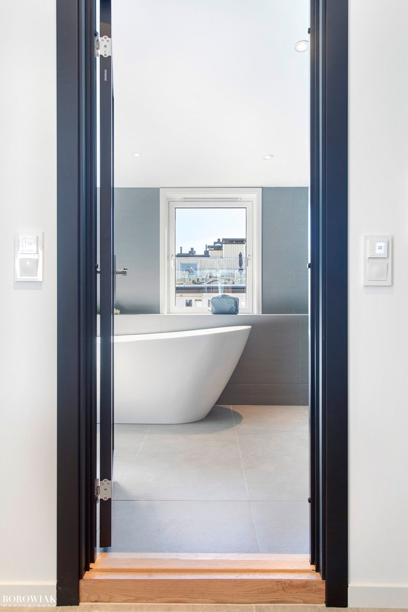 Lekkert flislagt bad pusset opp i 2017 av Finn`s Bygg og Interiørservice AS Galleribilde